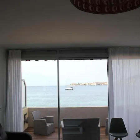 Appartement Pieds Dans L’eau *